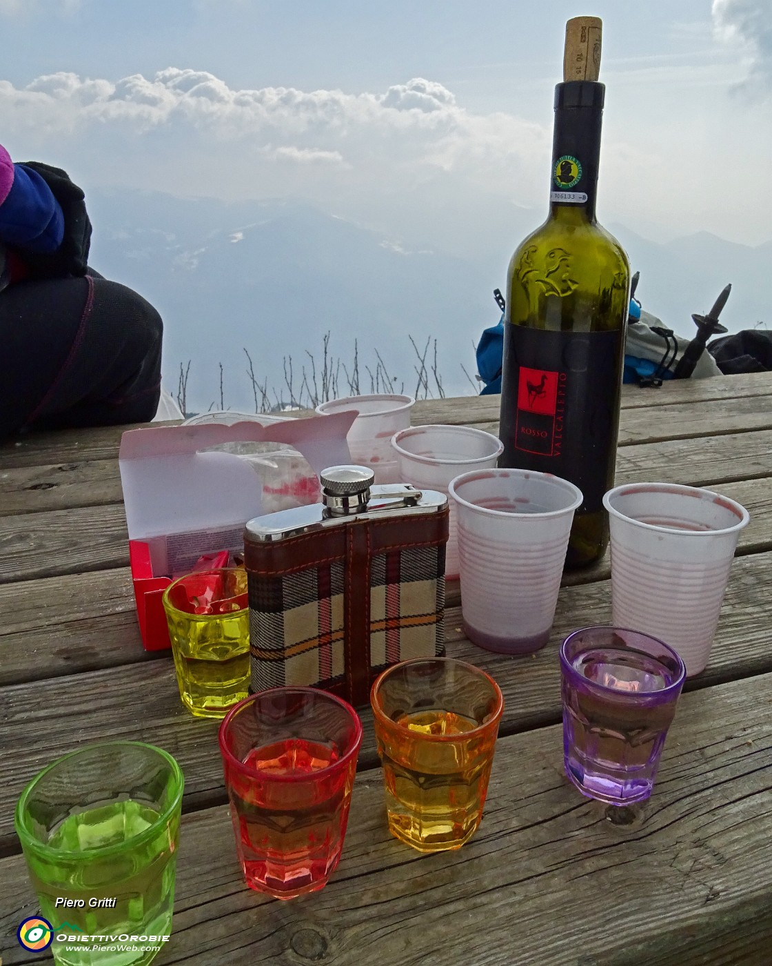 35 Si festeggia...buon vino, dolcetti, genepi, non manca nulla !.JPG -                                